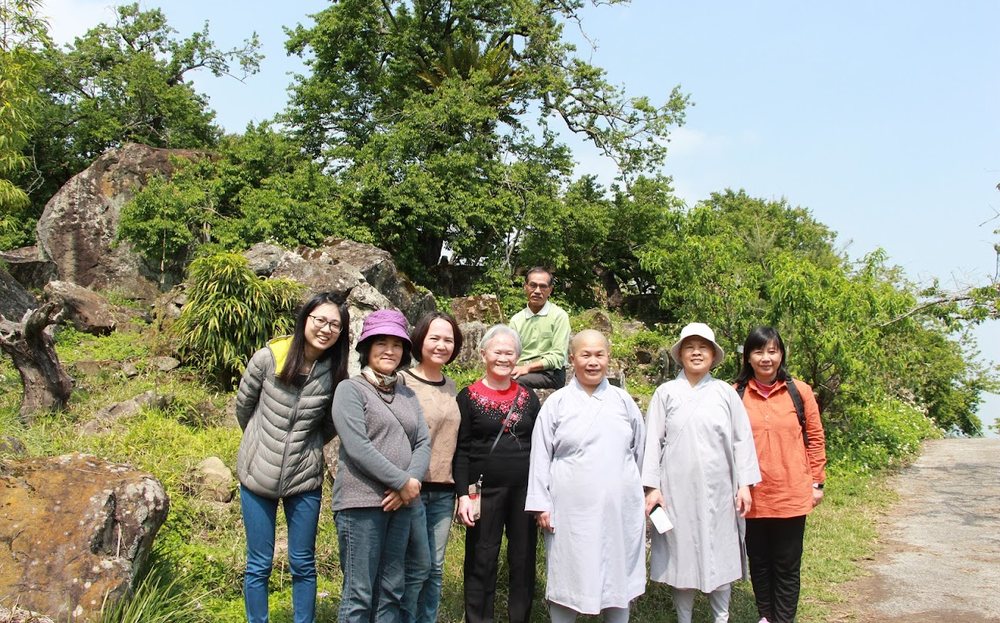 Practitioners and the nuns gathered together on the mountain